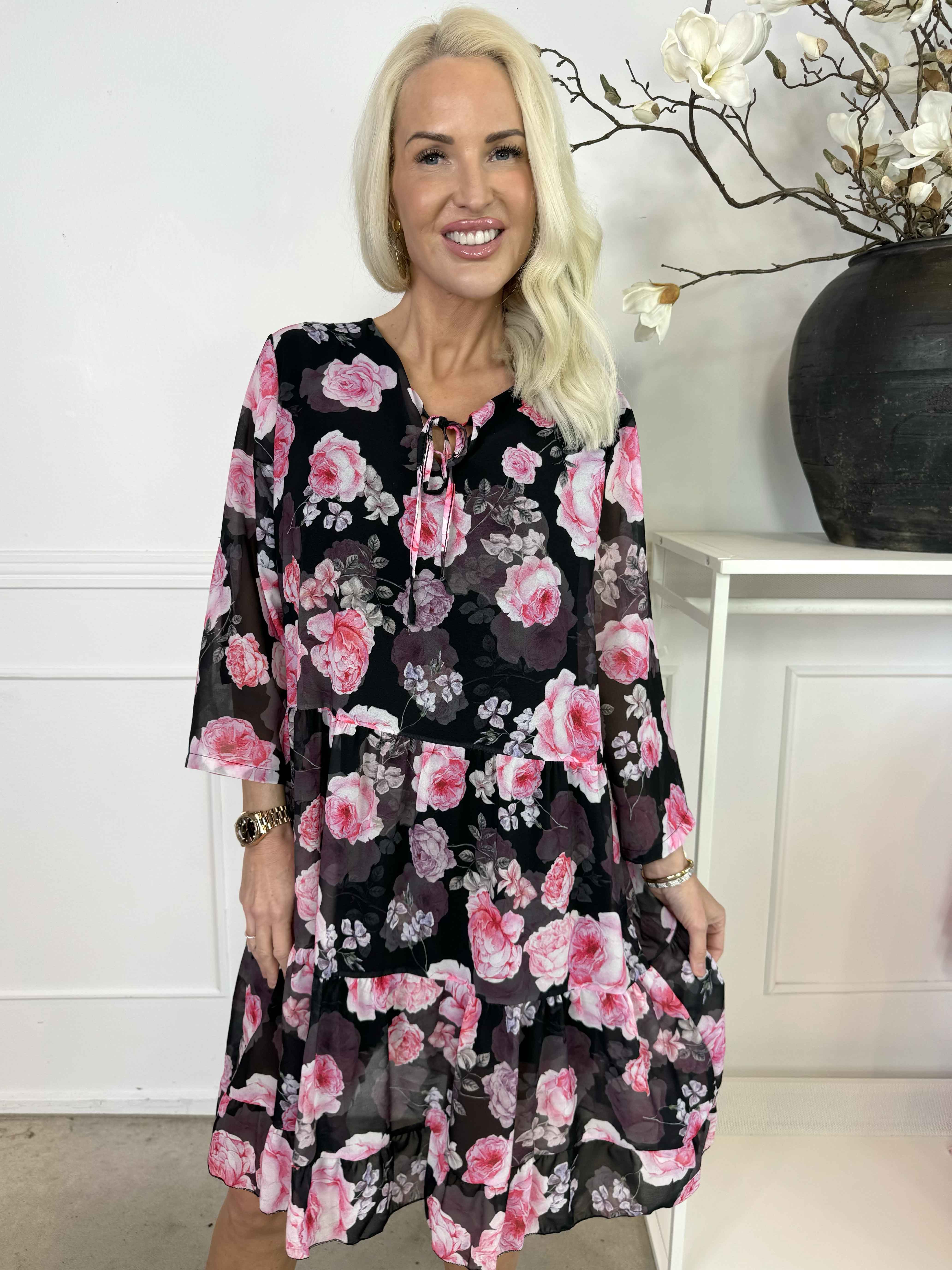 Stella - Blomsterkjole i chiffon med viskose underkjole